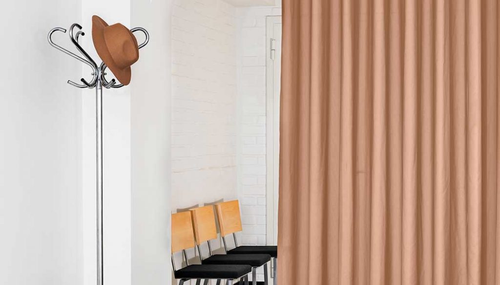 Loungegardin på gardinskena i tak
